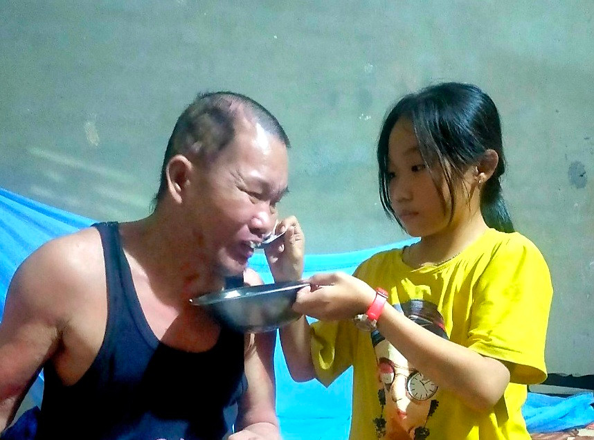 Mẹ bỏ đi, bố bệnh liệt giường, cô bé 11 tuổi gánh vác cả gia đình