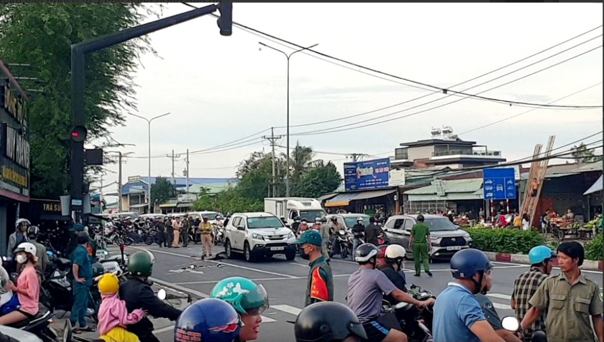 Xe máy lao vào ô tô ở Bình Dương, 1 người chết tại chỗ