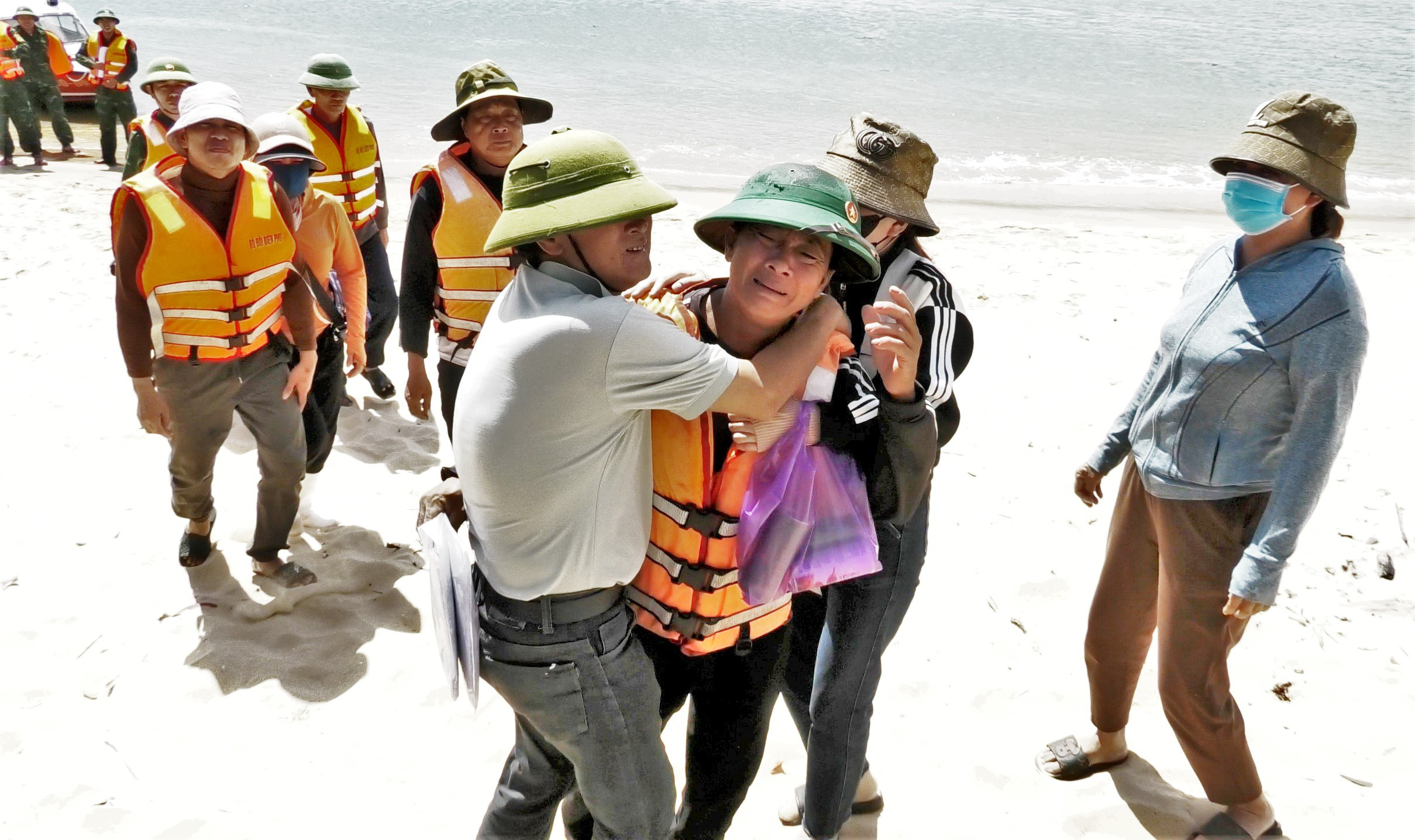 Cứu sống 4 ngư dân chìm tàu trên vùng biển Hoàng Sa