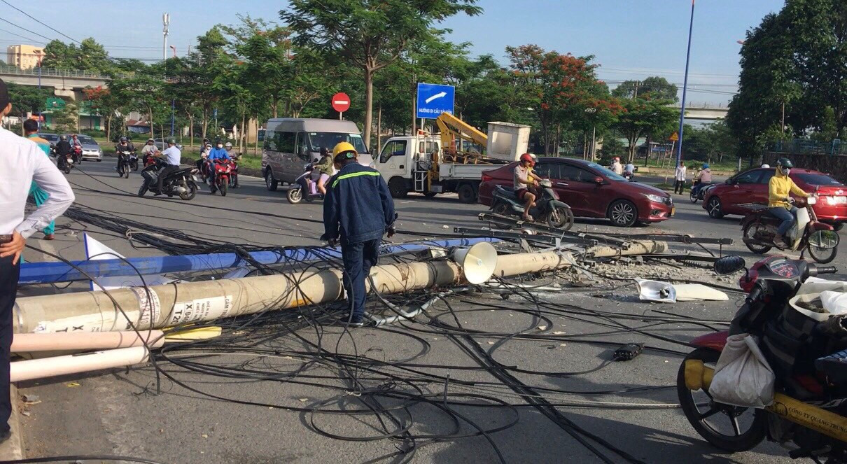 TP.HCM: Xe container kéo sập cột điện, 2 người bị thương