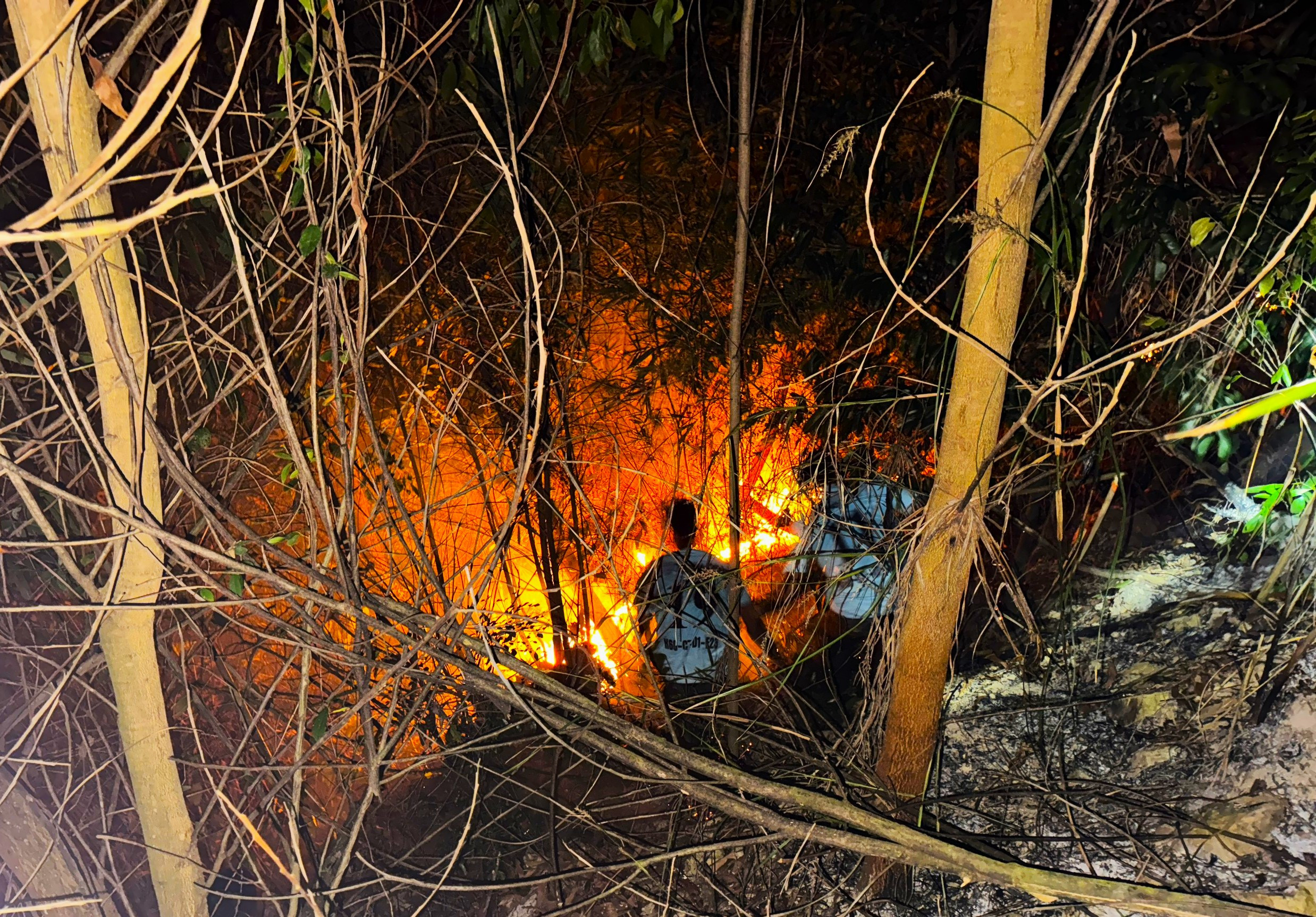 Hơn 300 người xuyên đêm dập lửa cứu rừng trên núi Chóp Vung tại Bình Định