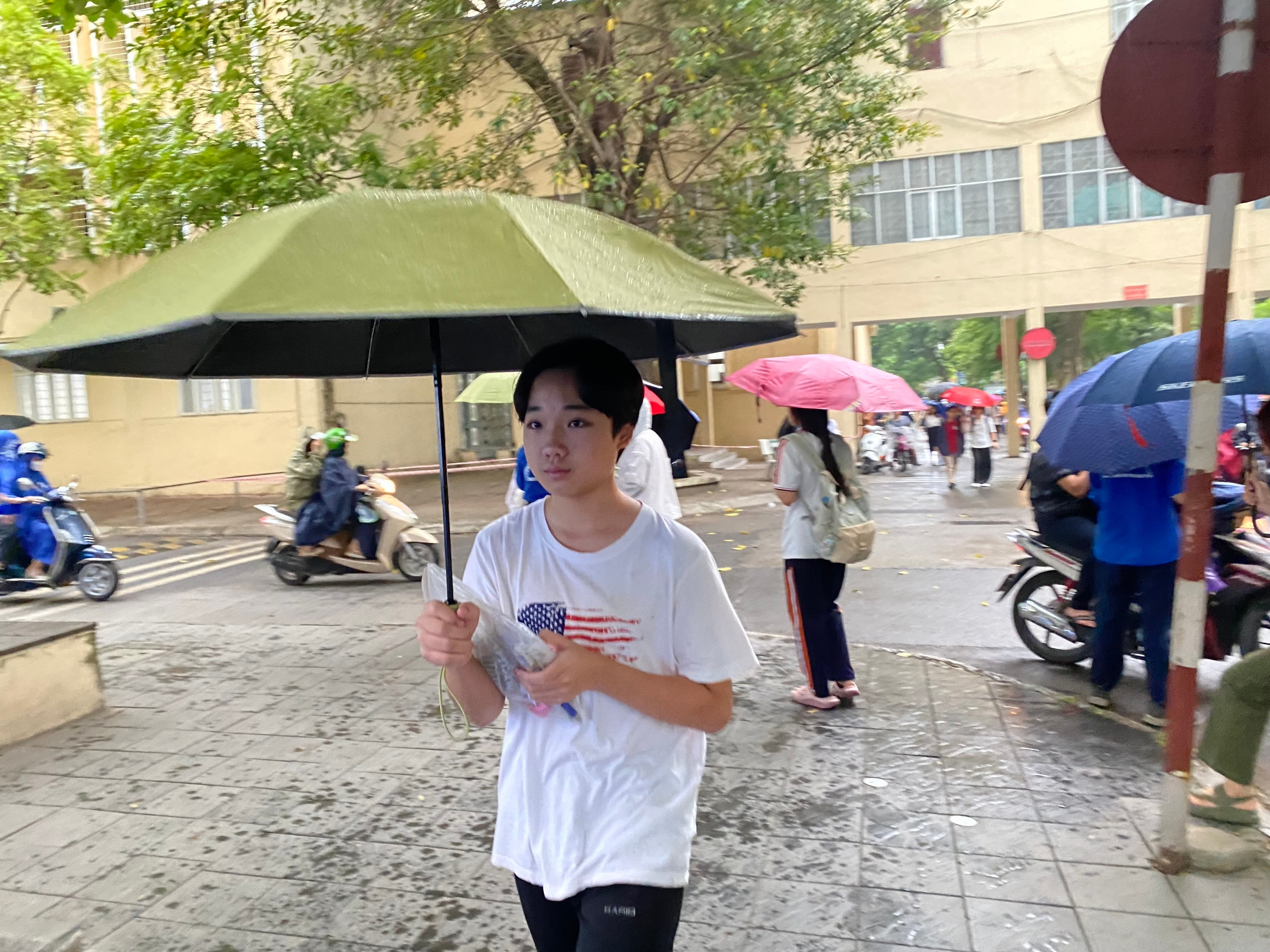 Thí sinh đội mưa, tranh suất vào lớp 10 chuyên tỷ lệ 'chọi' cao nhất Hà Nội