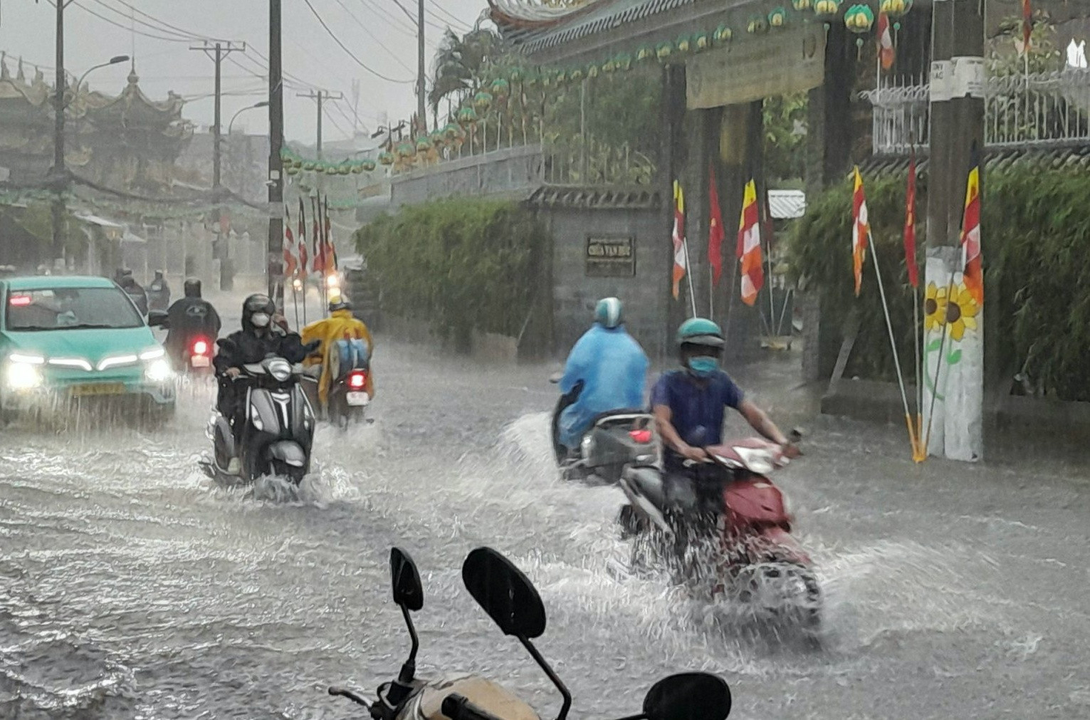 Dự báo thời tiết TP.HCM 5/6: Chiều có mưa rào và dông