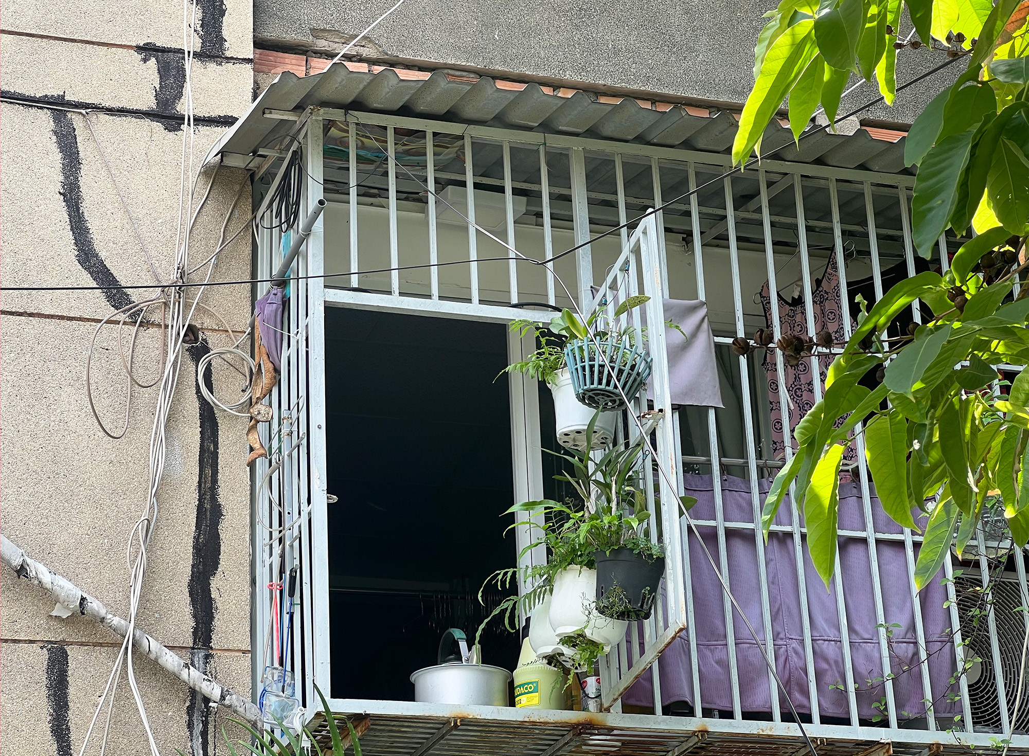 Cư xá Thanh Đa kín mít 'chuồng cọp': Dân mở thêm lối thoát hiểm nhỏ