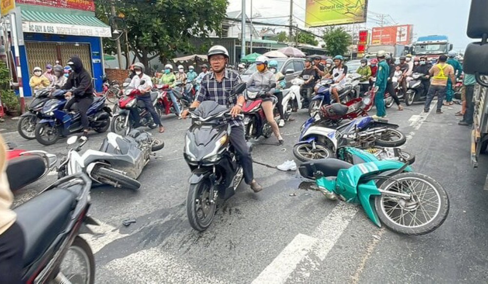 Ô tô tông loạt xe máy, một người chết, nhiều người bị thương