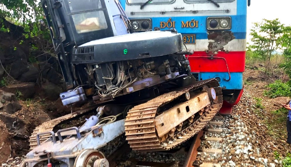 Đường sắt Bắc - Nam thông tuyến sau tai nạn tàu SE10 tông máy xúc