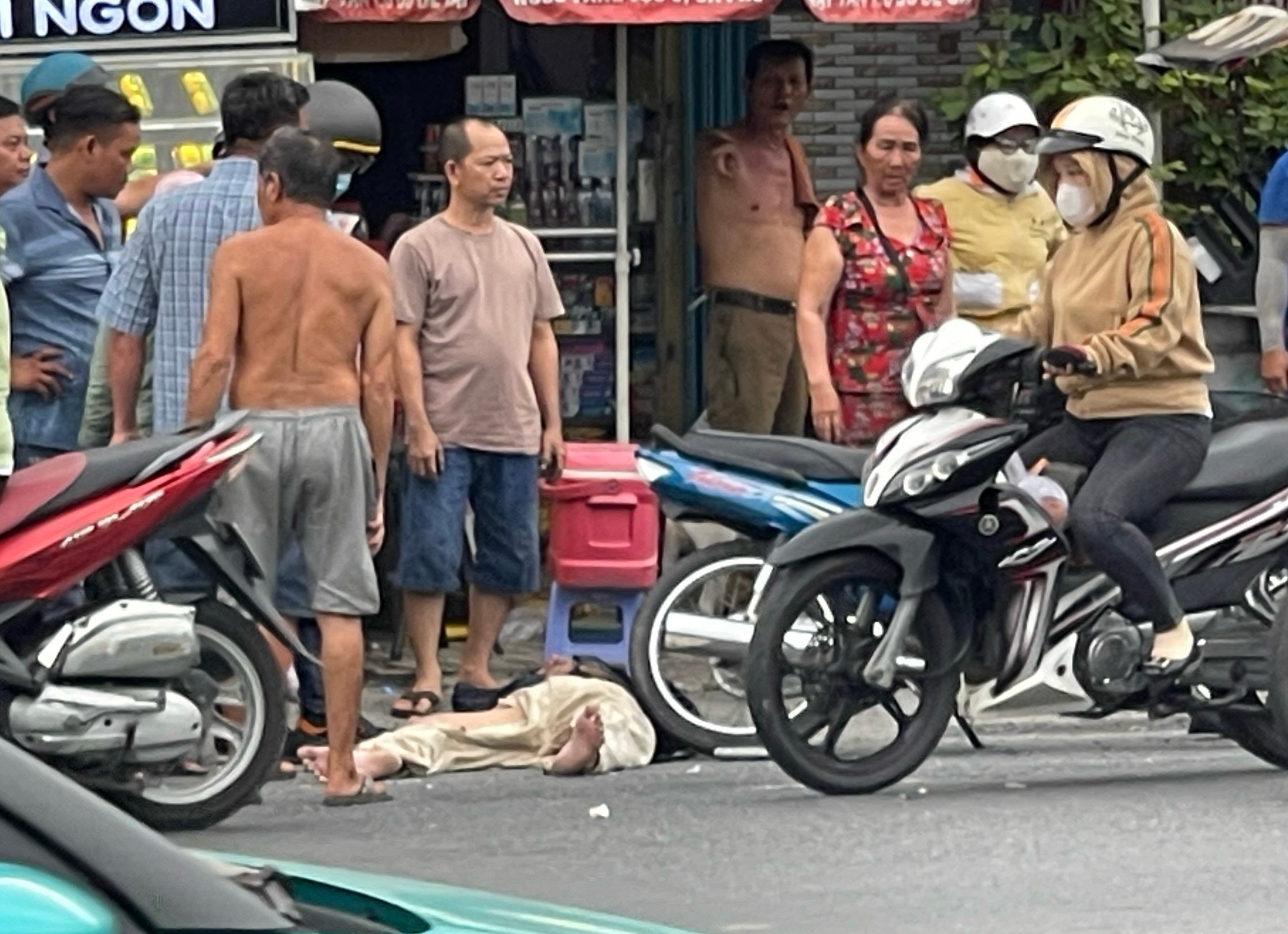 Ô tô chở công nhân tông loạt xe máy, 2 người chết: Tài xế khai gì?