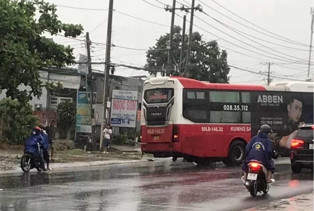 Xe khách quay ngang va trúng xe máy ở Đồng Nai, 2 người thương vong