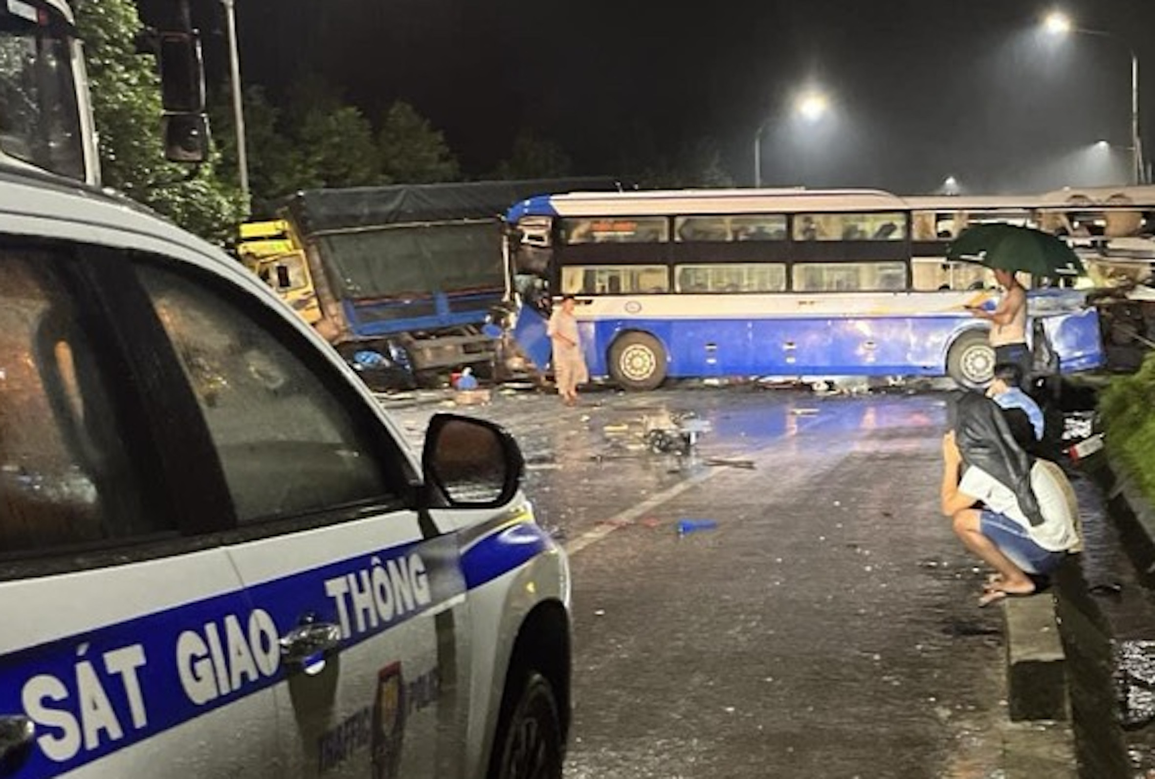 Ba ô tô tông liên hoàn trên quốc lộ, nhiều người bị thương