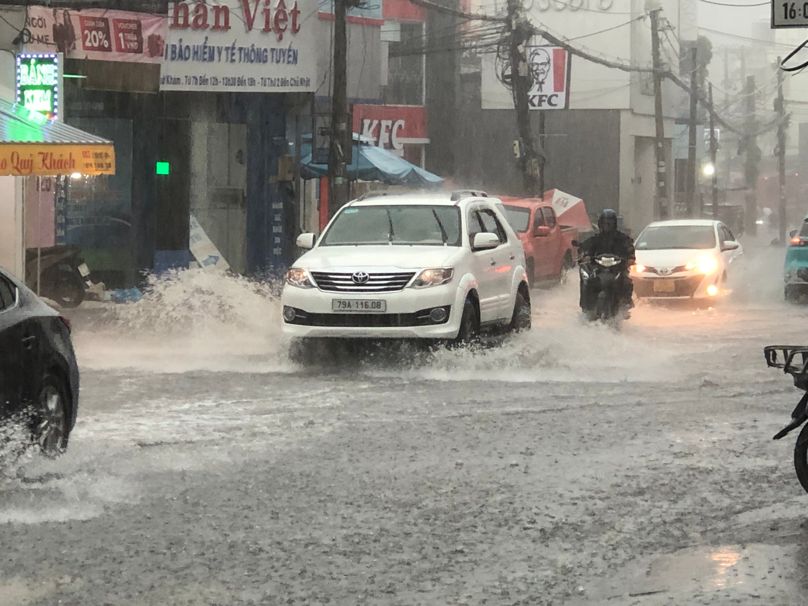 Mây đen phủ toàn TP.HCM, mưa lớn ở nhiều quận