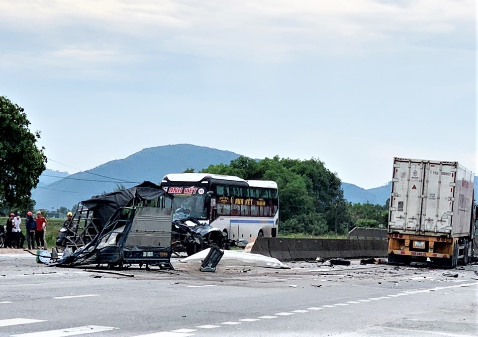 Xe tải va chạm liên hoàn ở Hà Tĩnh, 3 người tử vong 