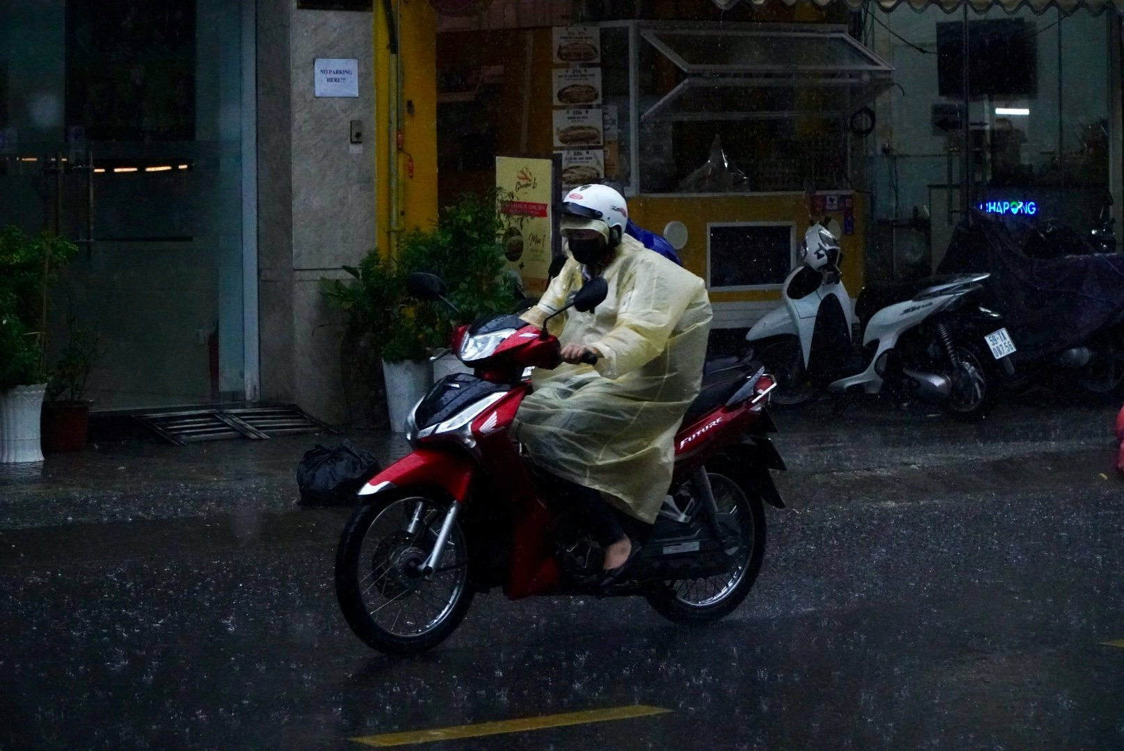 Dự báo thời tiết TP.HCM 8/6: Chiều tiếp tục có mưa rào và dông