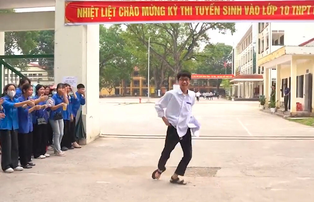 Nam sinh chia sẻ về khoảnh khắc ăn mừng kiểu Ronaldo đáng yêu sau buổi thi