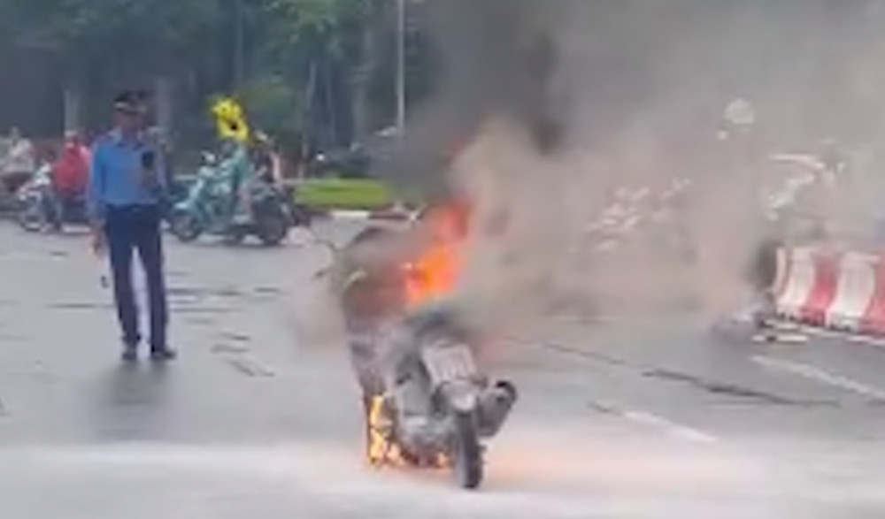 Xe máy bốc cháy ngùn ngụt giữa trời mưa ở Hà Nội