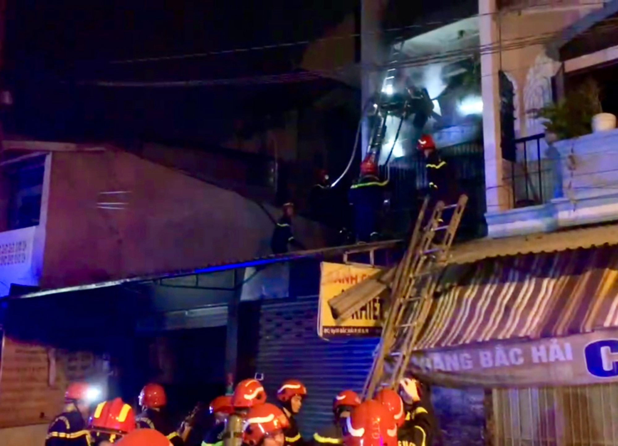 Cứu 5 người thoát đám cháy trong đêm ở TP.HCM