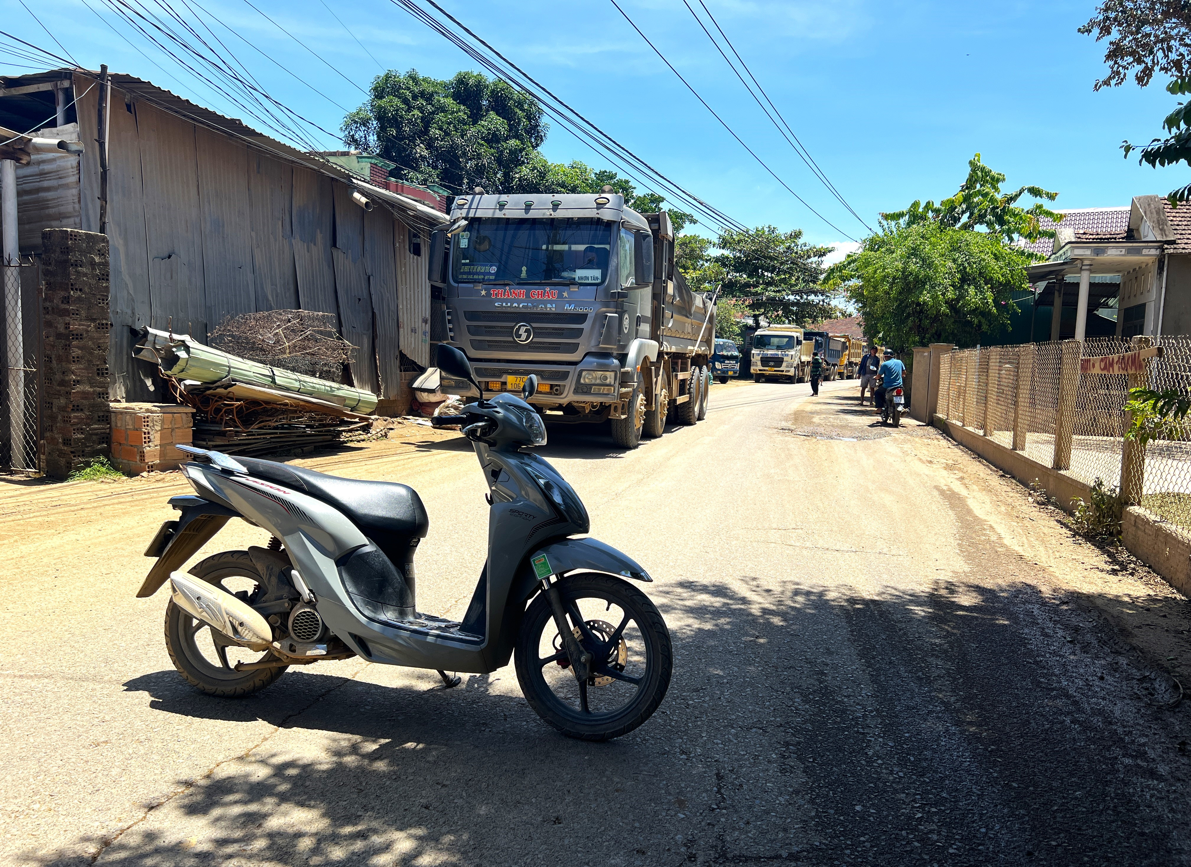 Dân chặn xe thi công cao tốc ngoài giờ, Chủ tịch tỉnh Bình Định chỉ đạo ‘nóng’