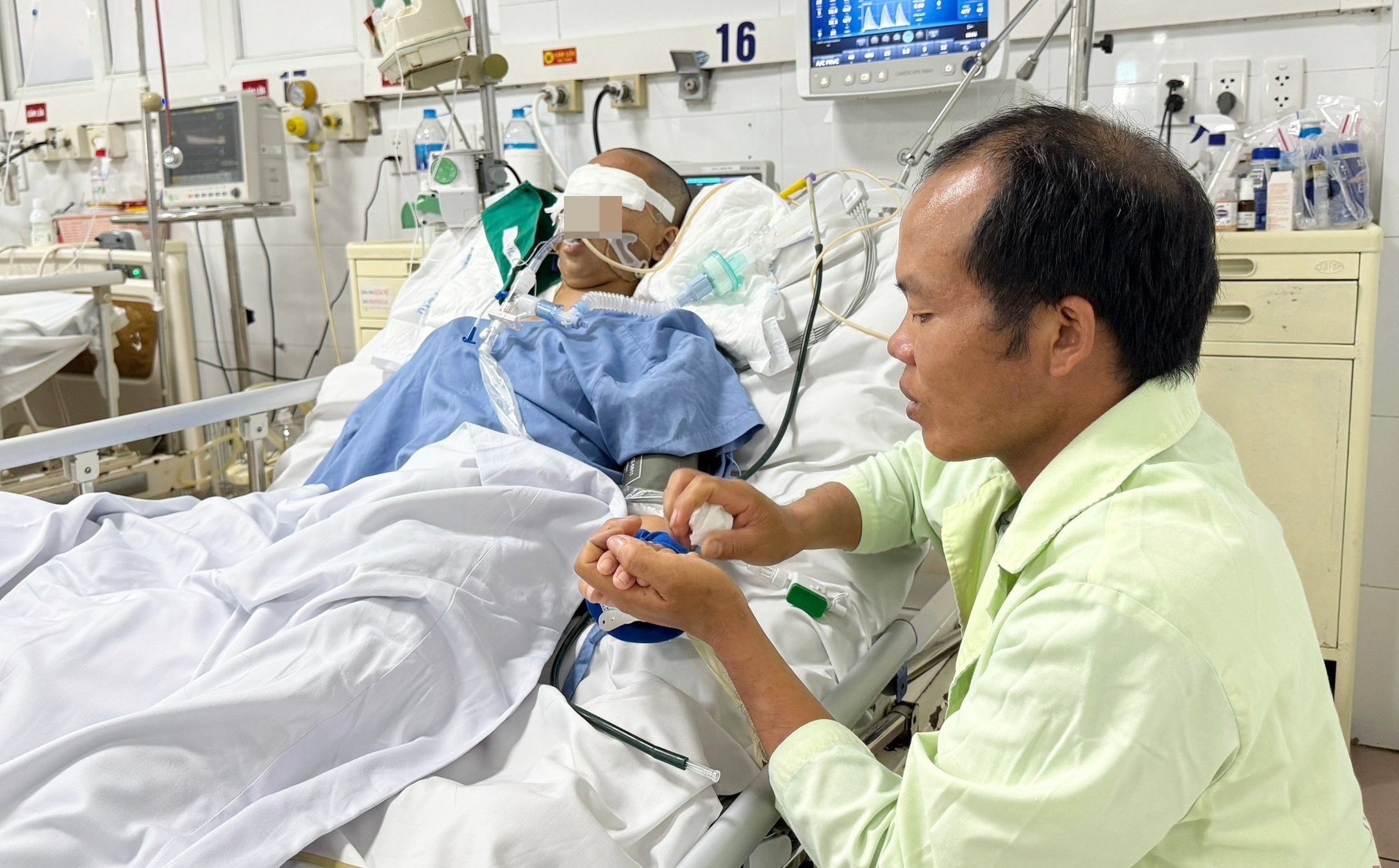 Thiếu nữ 16 tuổi gặp nạn khi mò cua bắt ốc lo cho 2 em, phải lọc máu mỗi ngày