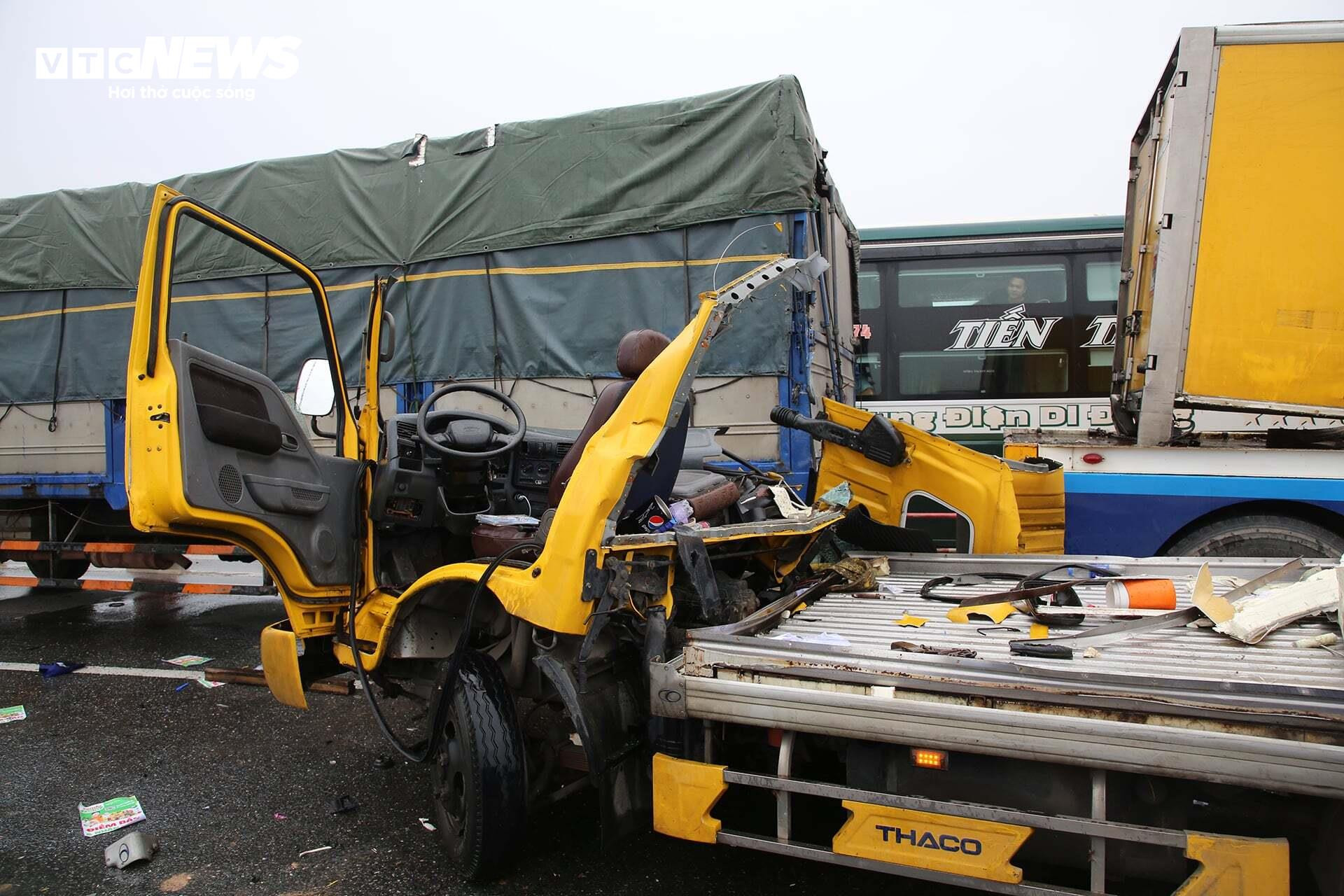 Hai xe tải tông nhau trên cầu Thanh Trì, đường Vành đai 3 ùn tắc kéo dài