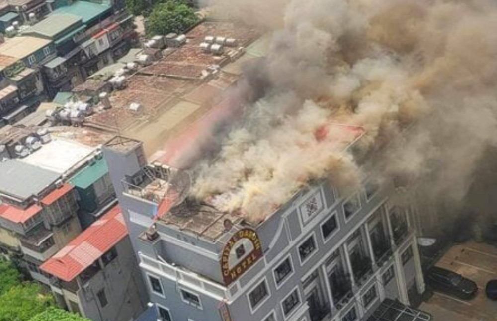 Cháy tầng thượng khách sạn Capital Garden ở Hà Nội, cột khói đen bốc cuồn cuộn