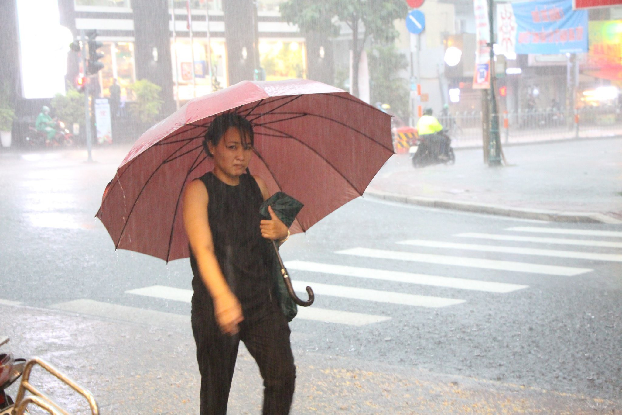 Dự báo thời tiết TP.HCM 11/6: Ngày nắng gián đoạn, chiều tối mưa dông