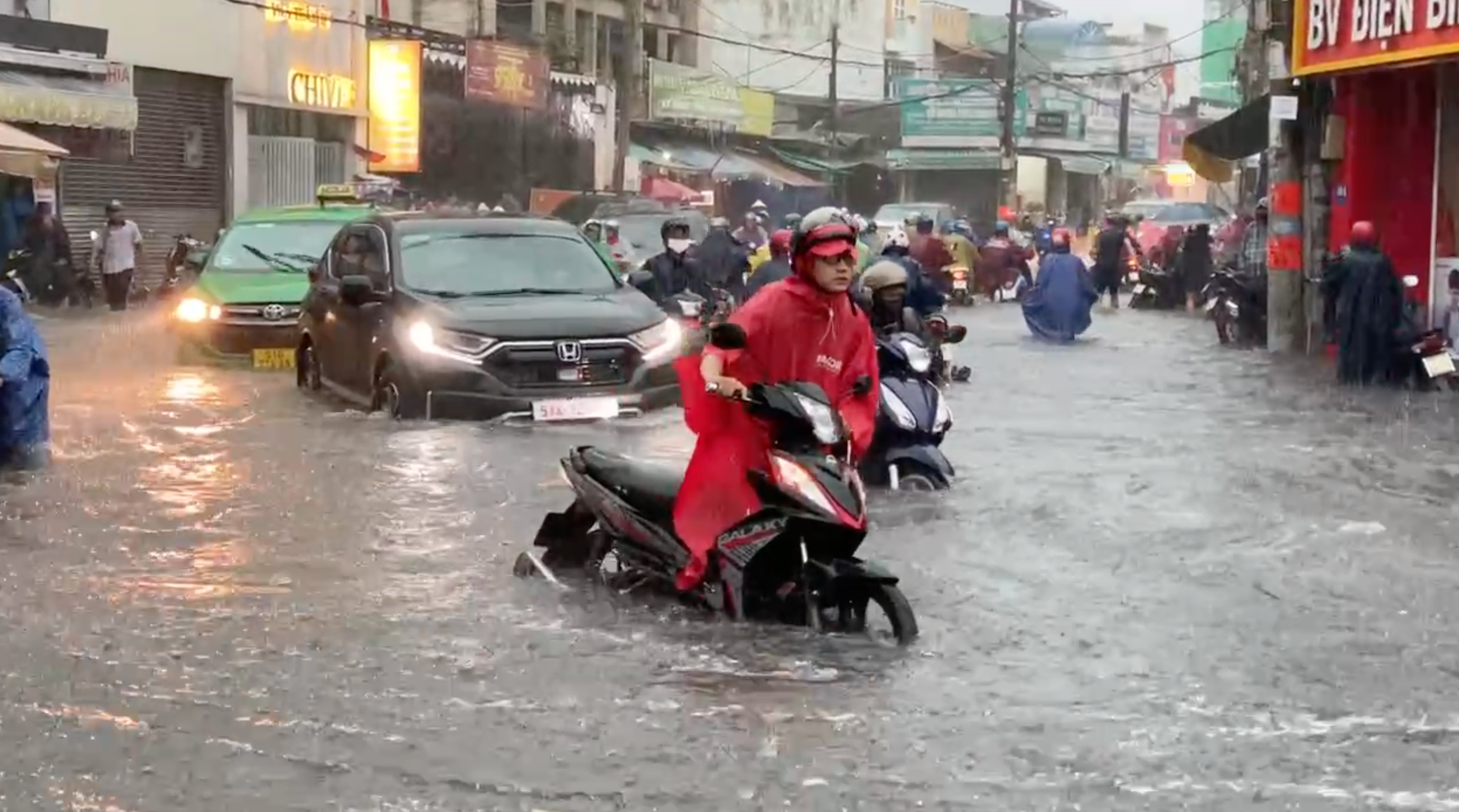 Dự báo thời tiết TP.HCM 12/6: Mưa rào vào chiều tối