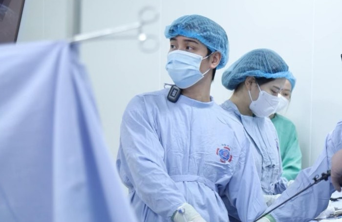 Chuẩn bị nội soi, người đàn ông bất ngờ bật dậy, ra cổng viện bắt xe về quê