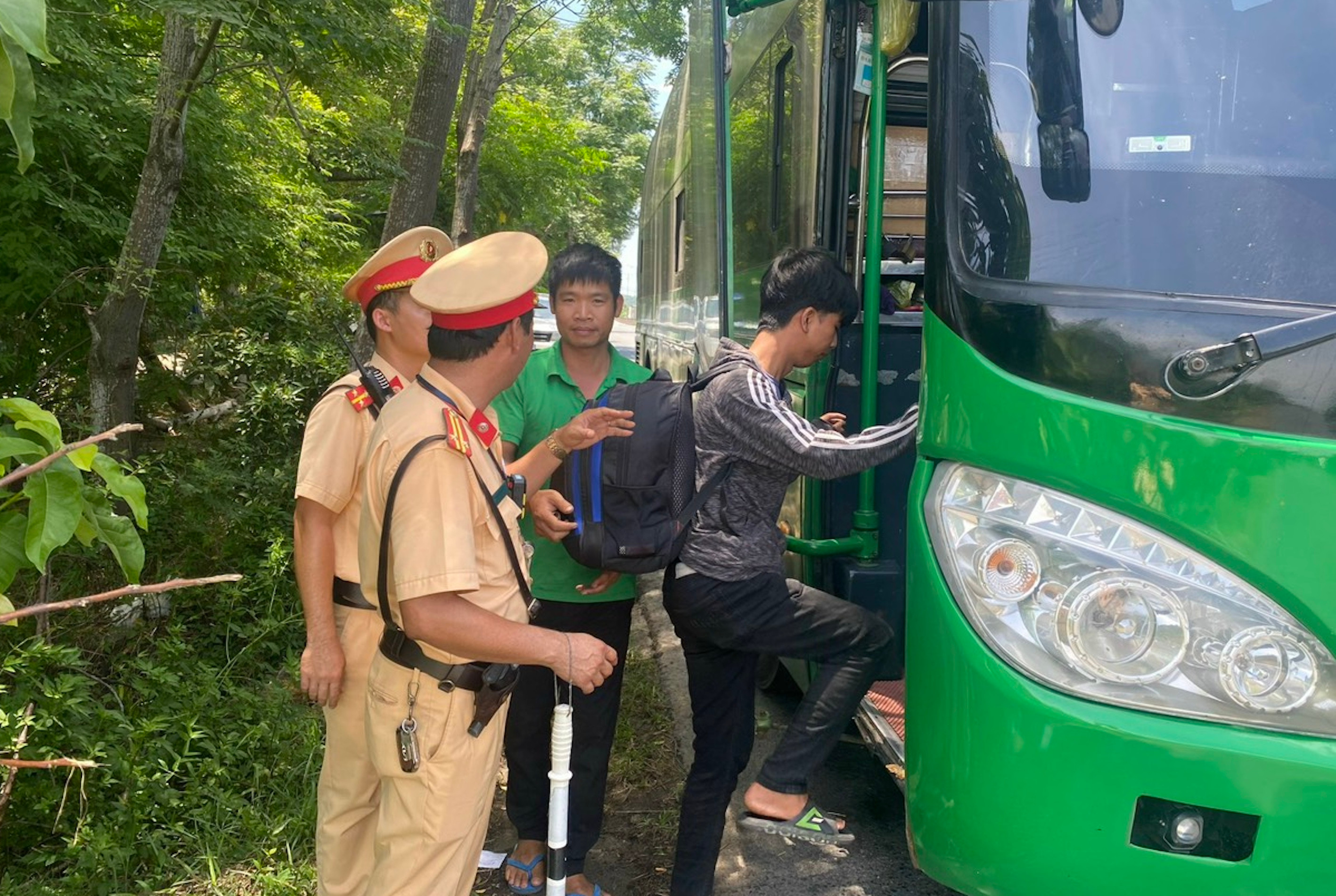 CSGT Thừa Thiên - Huế giúp thanh niên bị lái xe khách đuổi xuống giữa đường