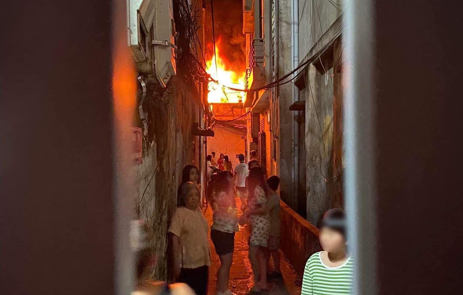  Căn nhà trong ngõ nhỏ ở Hà Nội bốc cháy lúc rạng sáng