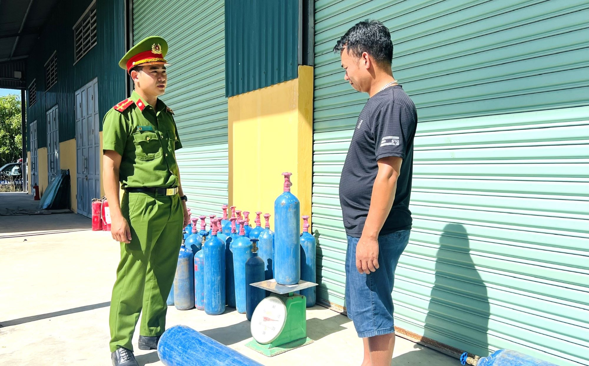 Tài xế buôn khí cười từ Bắc vào Nam