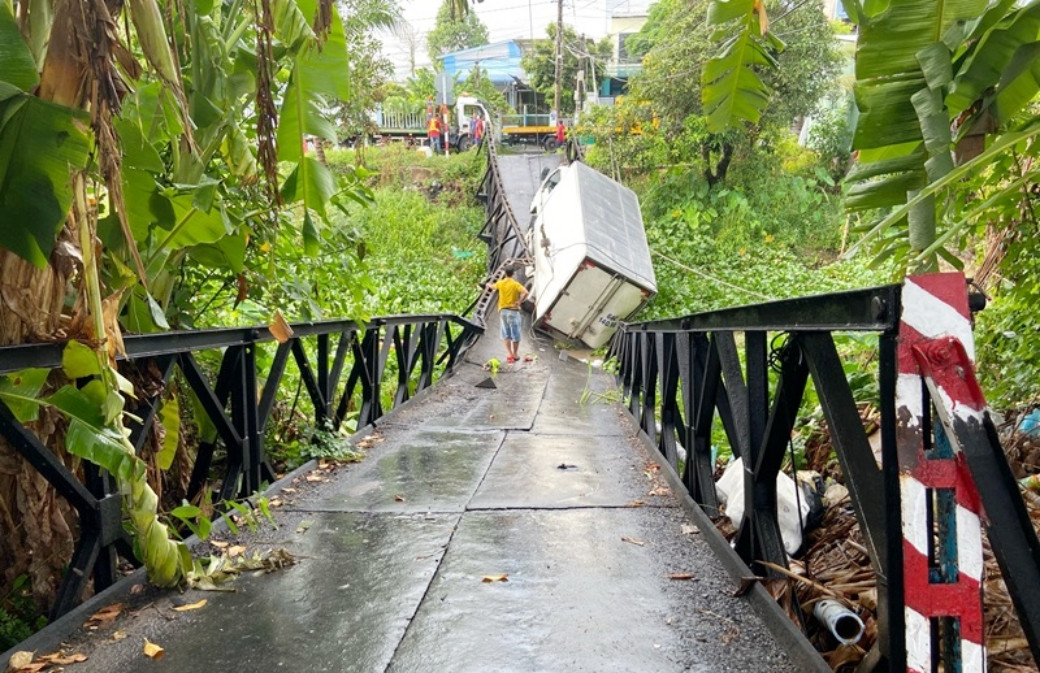 Sập cầu Cái Tôm Trong ở Đồng Tháp