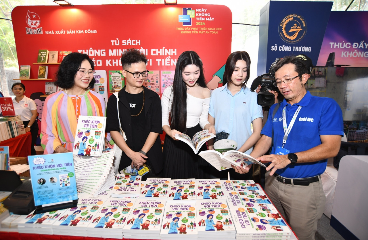 Giới trẻ TP.HCM tìm hiểu quản lý tài chính