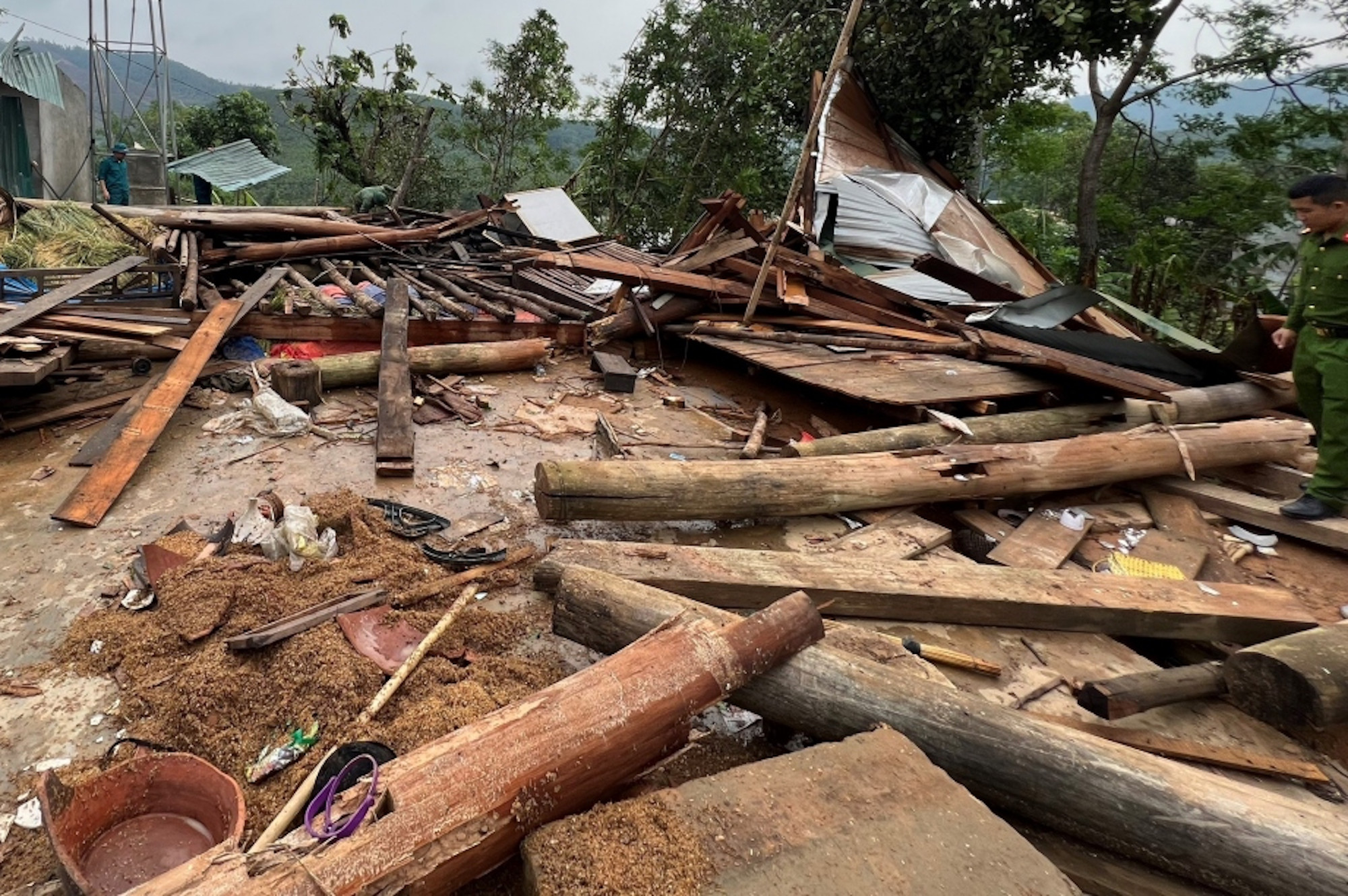 Dông lốc ở nhiều địa phương khiến 2 người thiệt mạng, nhiều nhà cửa bị sập