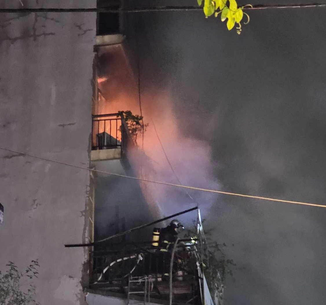 Cháy cửa hàng bán đồ điện trong mưa lớn ở Hà Nội, nghi có người mắc kẹt