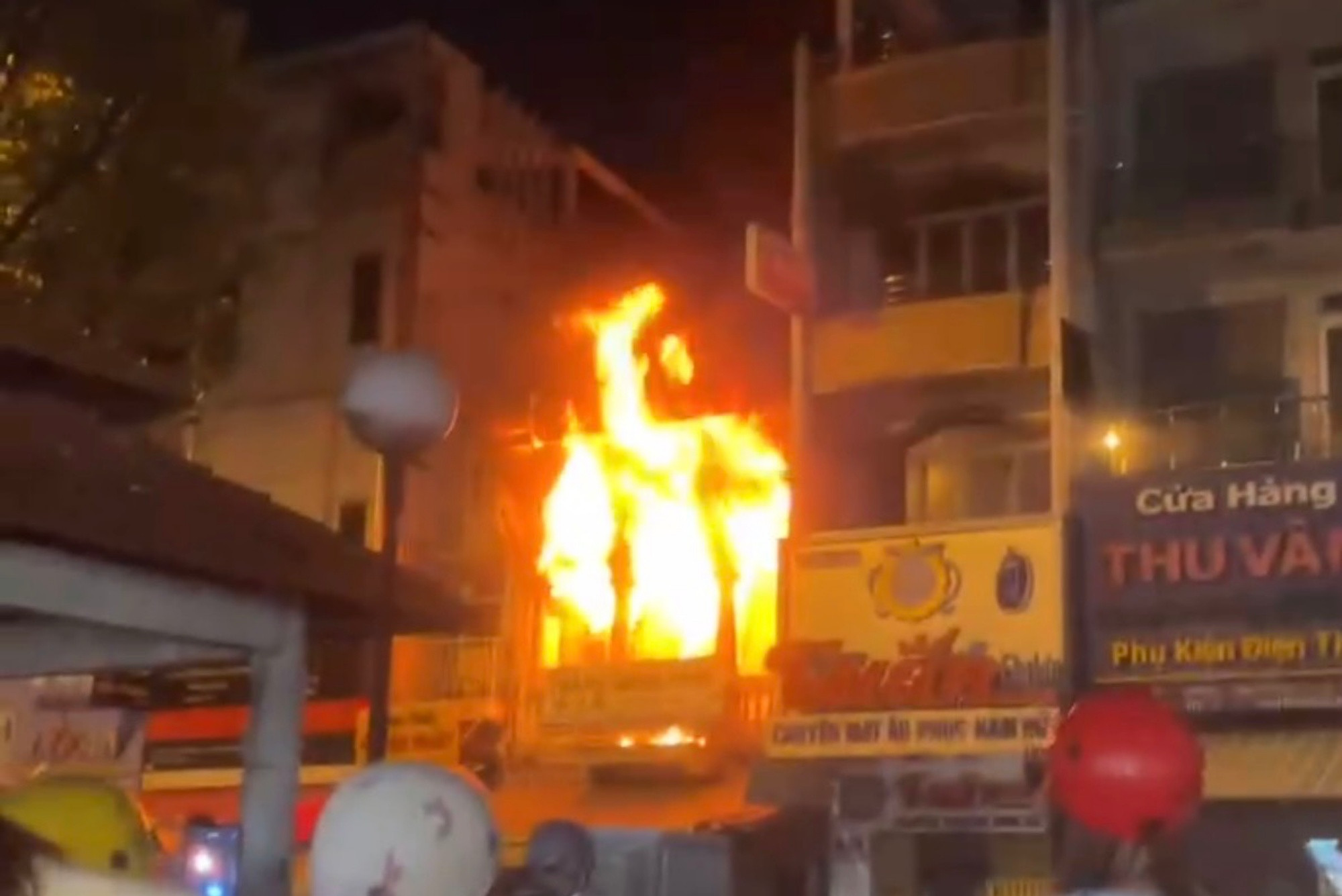 Cháy nhà 2 tầng ở TP.HCM, 1 phụ nữ được cứu thoát