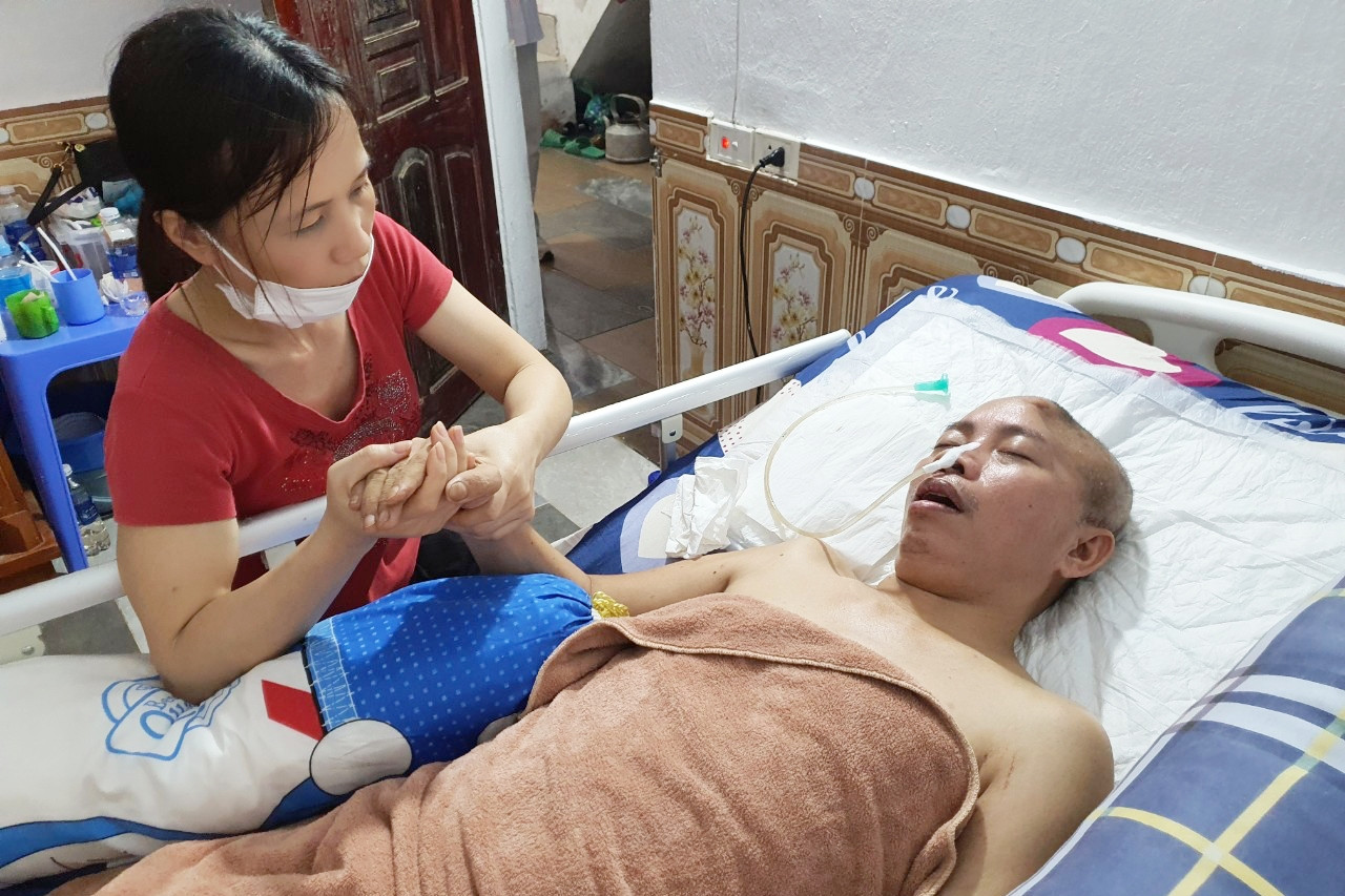 Mẹ ung thư, bố khuyết sọ nằm bất động, hai con nguy cơ bỏ học