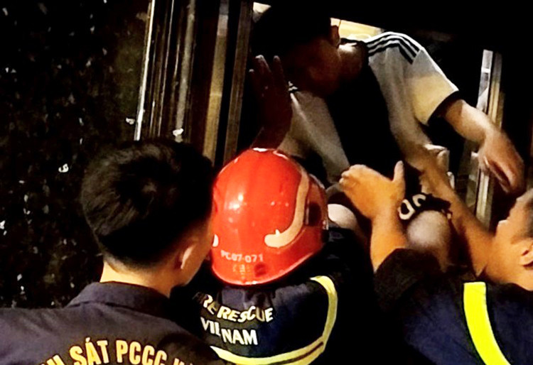 Năm người mắc kẹt trong thang máy quán internet ở Hải Phòng