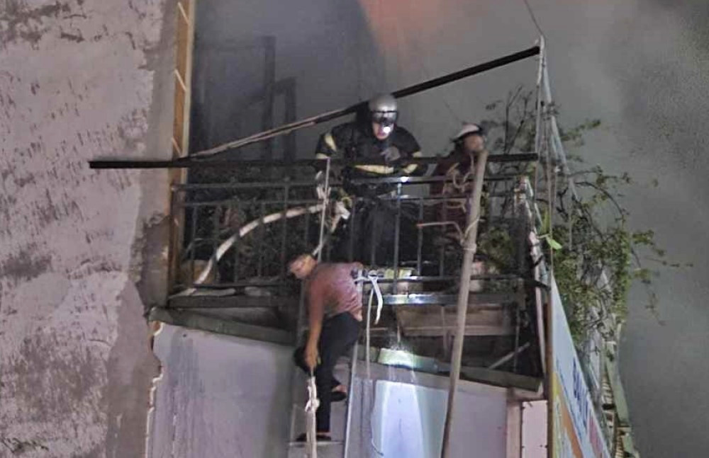 Ba người chạy thoát khỏi đám cháy nhà 6 tầng ở phố Định Công Hạ