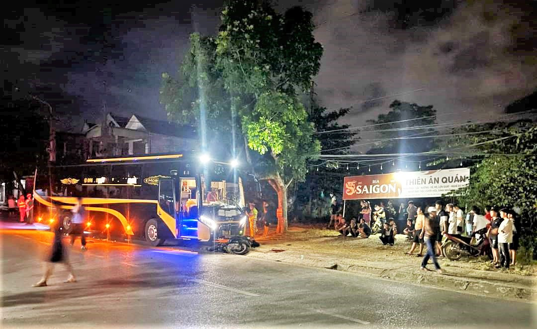 Xe máy đối đầu ô tô khách, 2 thanh niên chết thương tâm