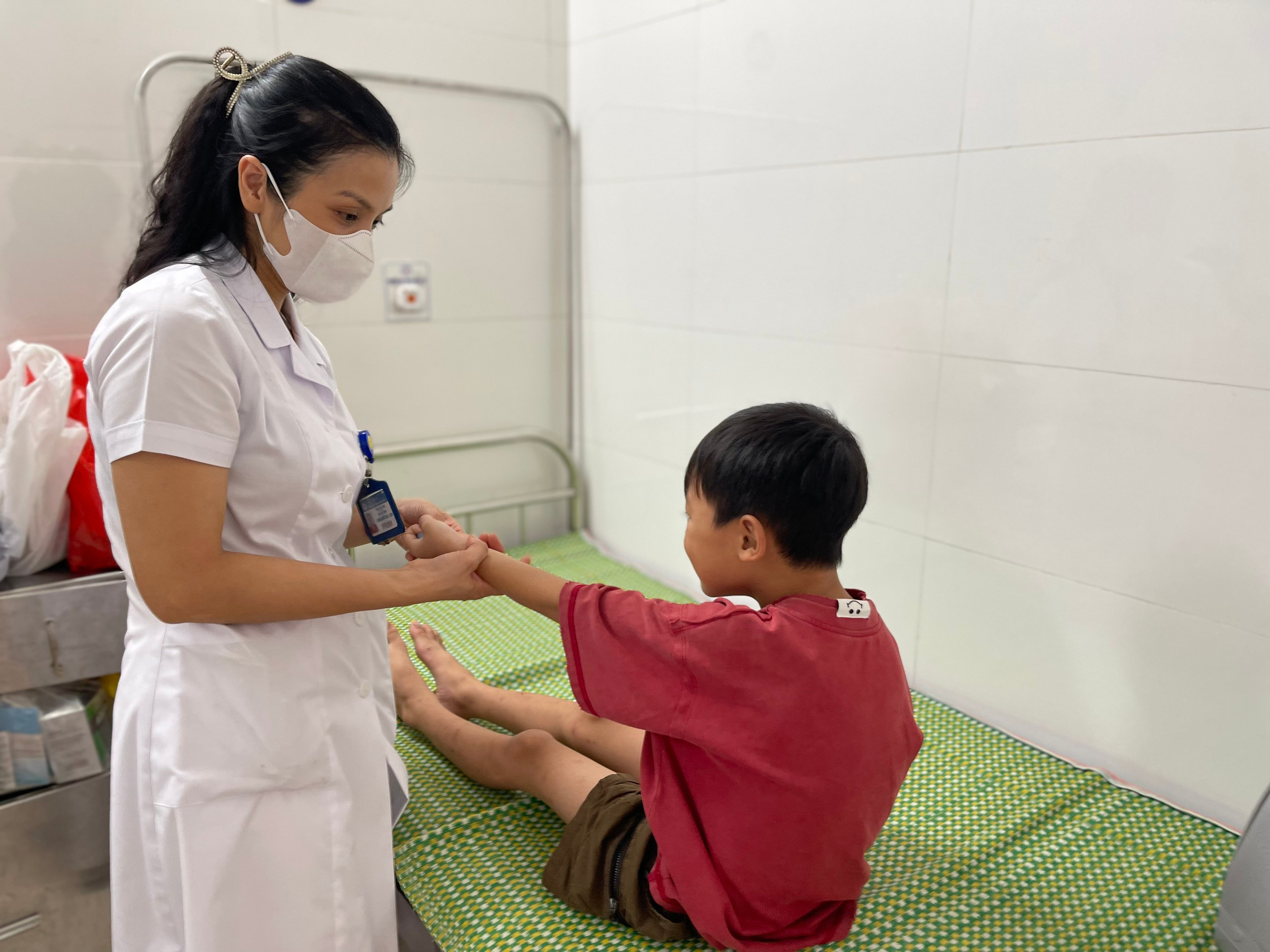 Kém ăn, sụt cân, bé trai 7 tuổi phát hiện bị sán dây chuột