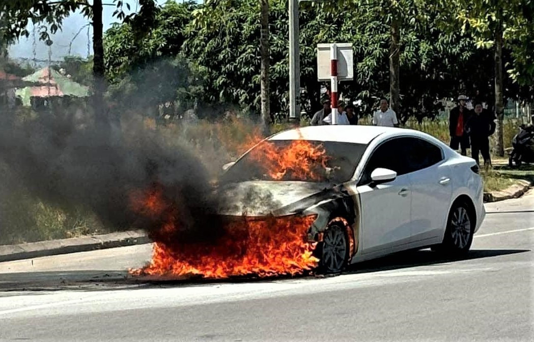 Xe Mazda3 bốc cháy dữ dội trên đường phố Hà Tĩnh
