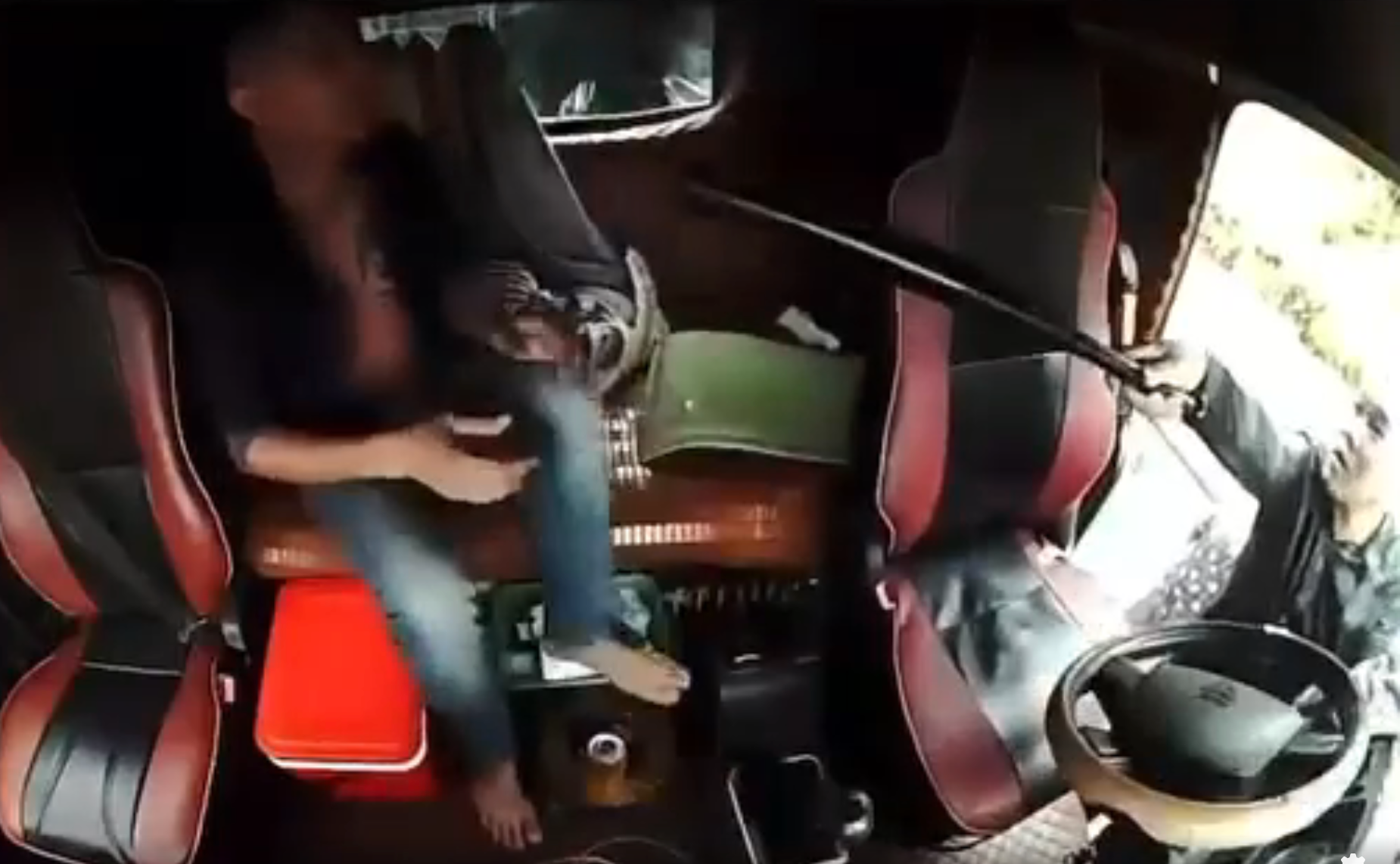 Tài xế ô tô tải bị xe khách lấn làn, chặn đường hành hung trên cao tốc