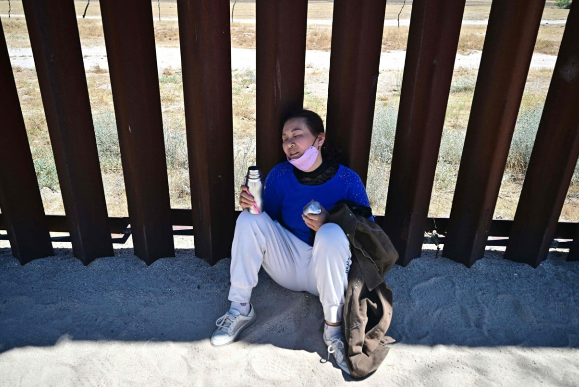 Người di cư đến Mỹ 'héo rũ' vì nắng nóng 