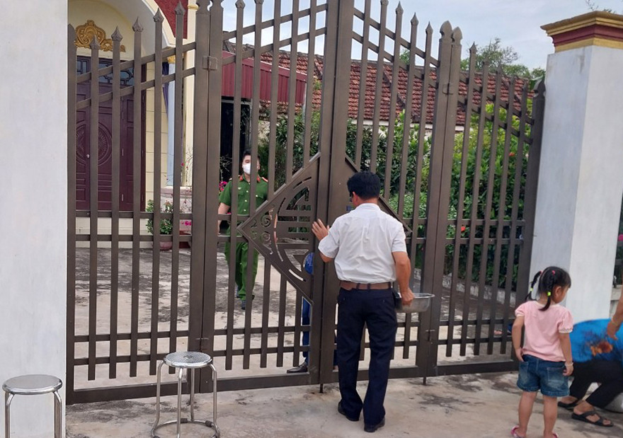 Con gái về thăm, phát hiện bố mẹ chết bất thường trong nhà