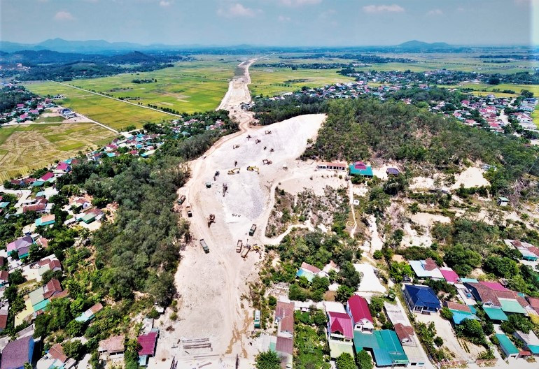 Sạt lở tại dự án cao tốc Bắc – Nam, 2 người thương vong