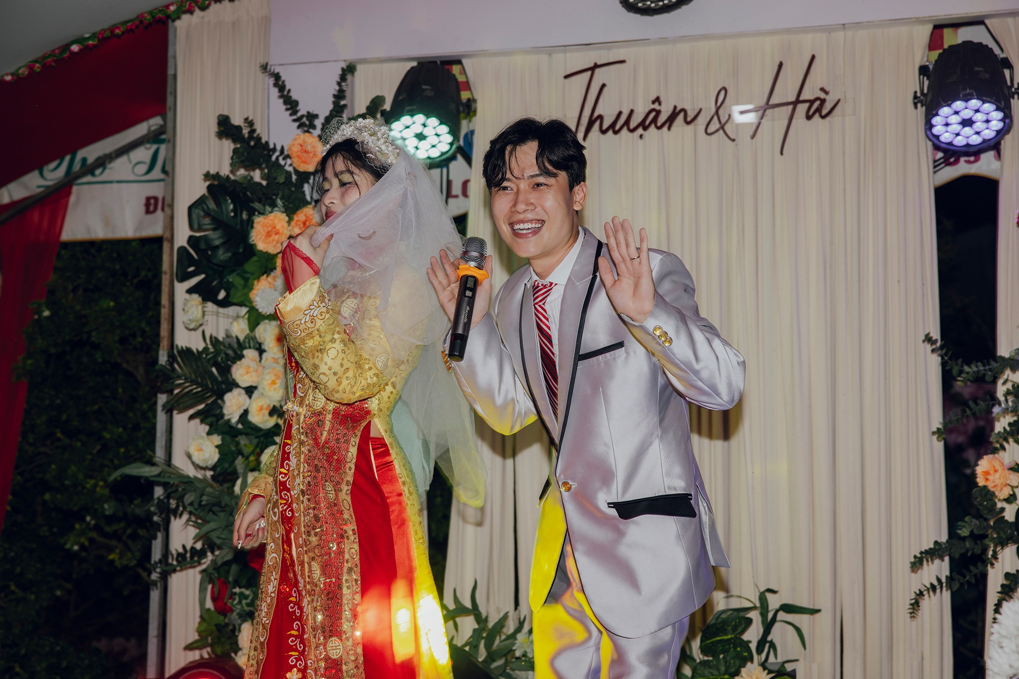 Cặp vợ chồng gen Z gây sốt với đám cưới y hệt hôn lễ của bố mẹ 3 thập kỷ trước