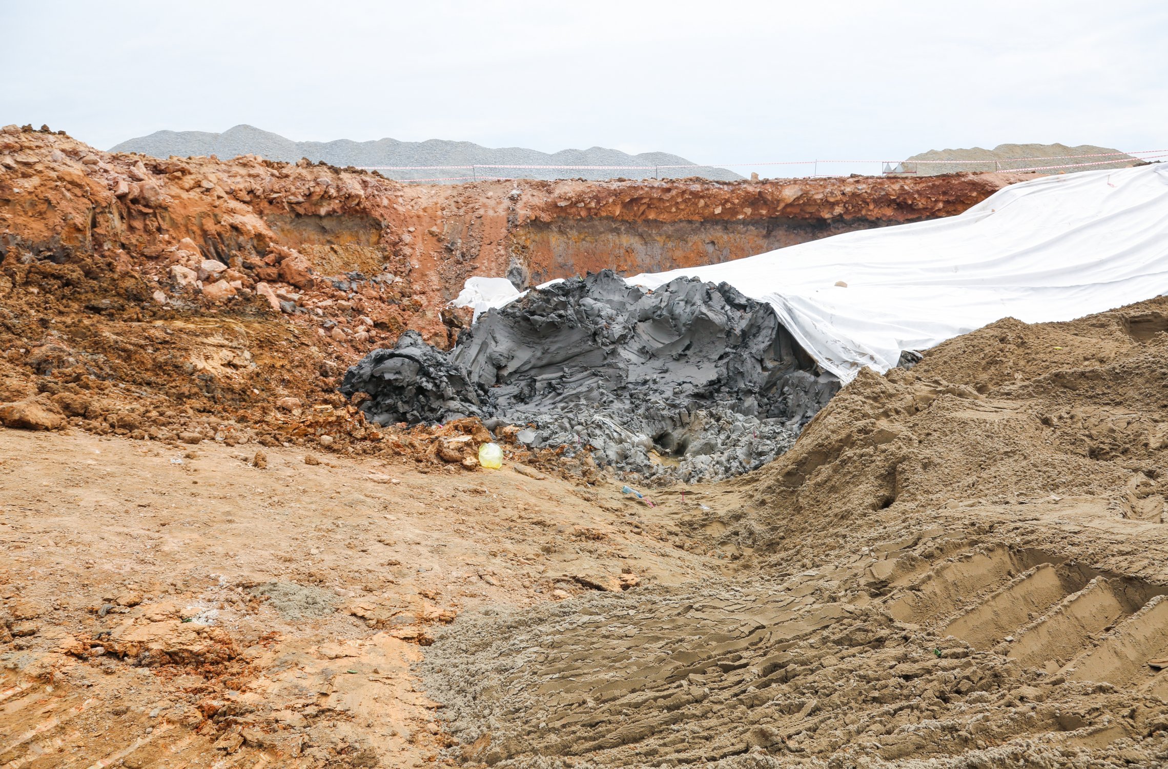 Hiện trường vụ sạt lở tại dự án cao tốc Bắc – Nam khiến 2 người thương vong