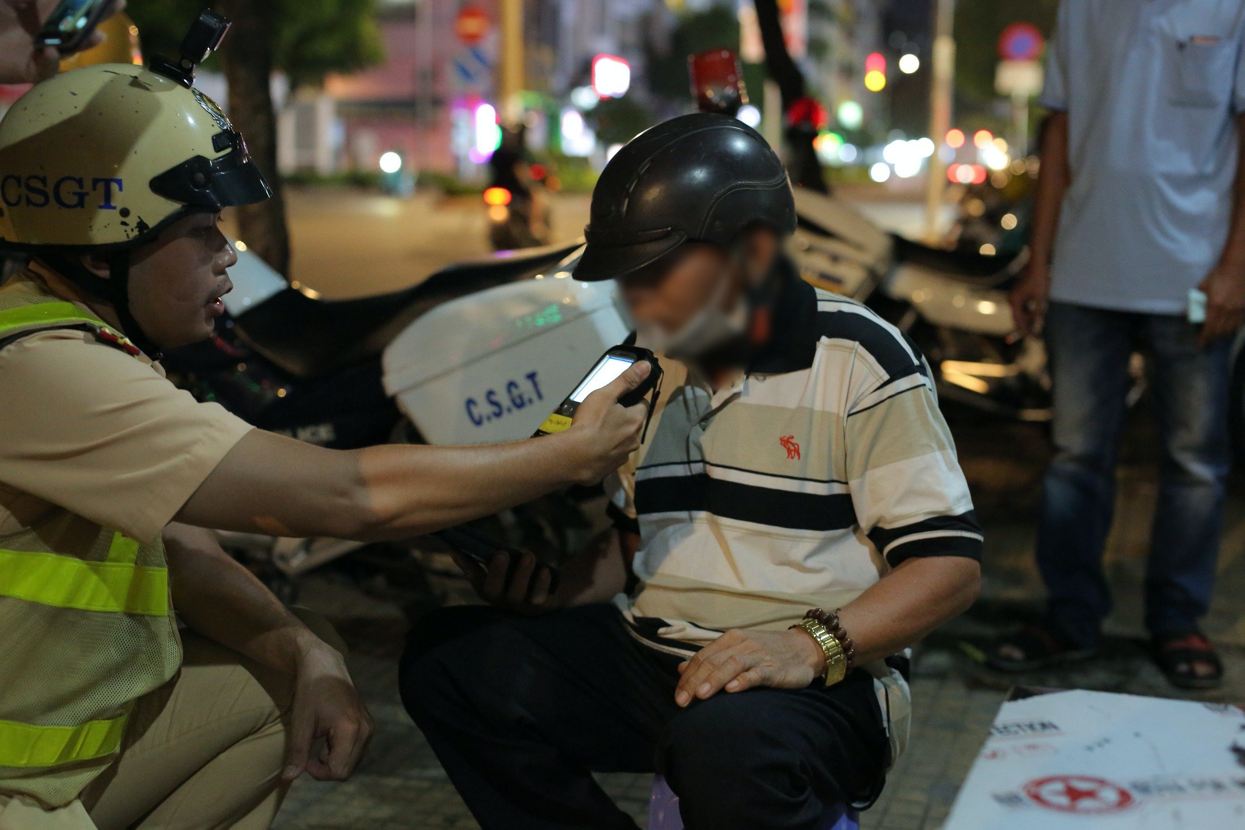 Nhậu xong tiếc tiền đi xe ôm, tài xế bị CSGT phạt 7 triệu đồng