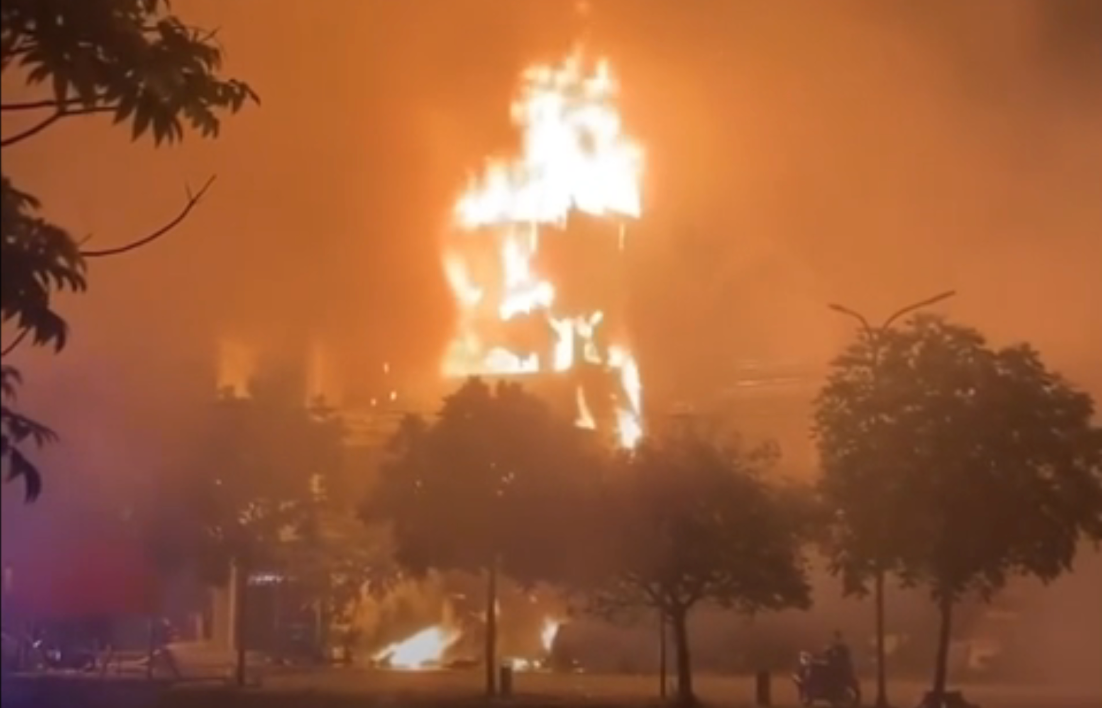 Cháy cửa hàng điện máy ở Nam Định, 4 người kịp thoát nạn