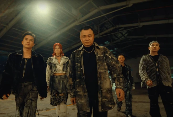 Tự Long lộ tạo hình khác lạ, gửi lời xin lỗi các anh trai chung gameshow