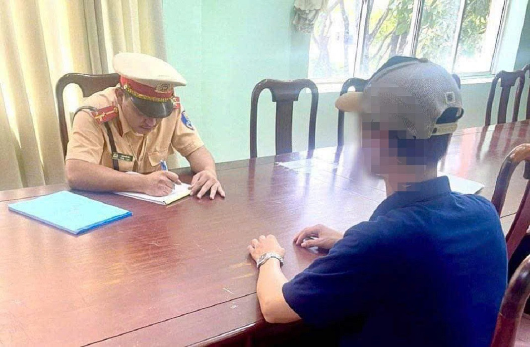 Phạt tài xế lái xe đối đầu ô tô đi ngược chiều ở Bình Phước 5 triệu đồng